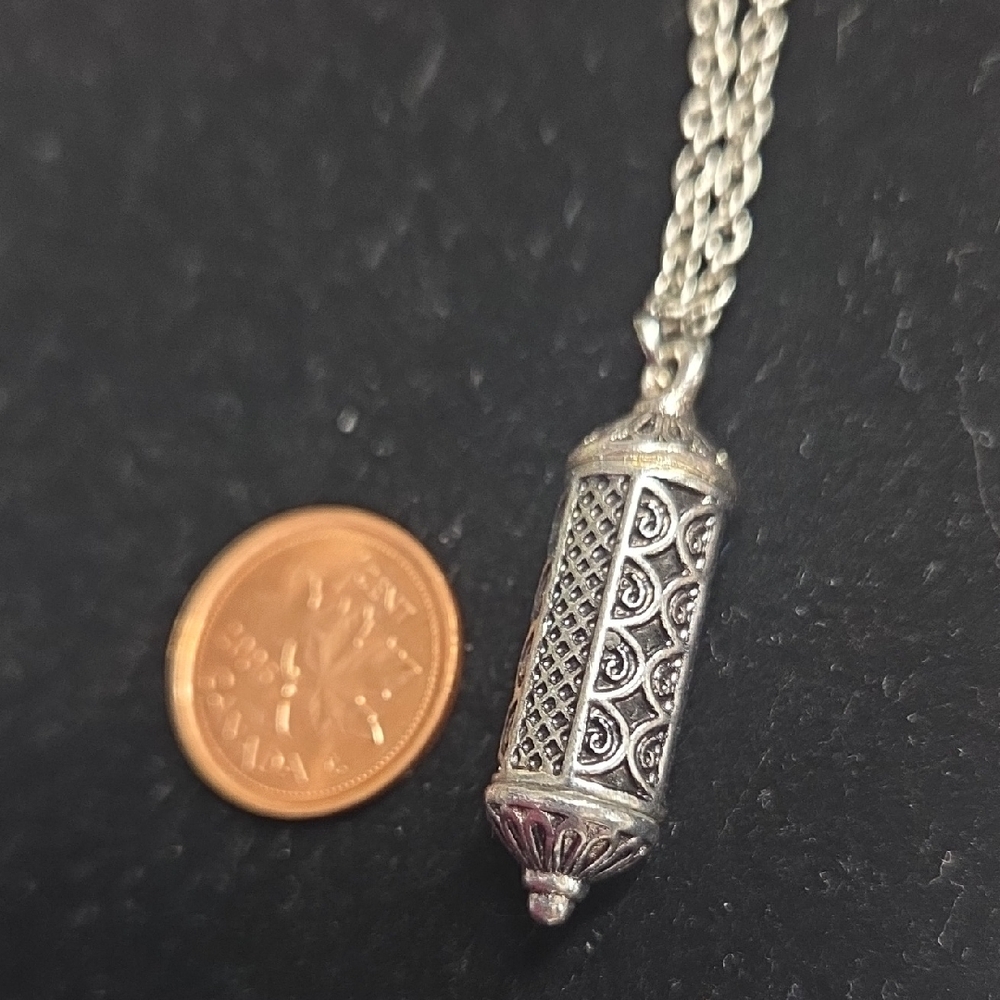 Elegant Silver Pendant Necklace